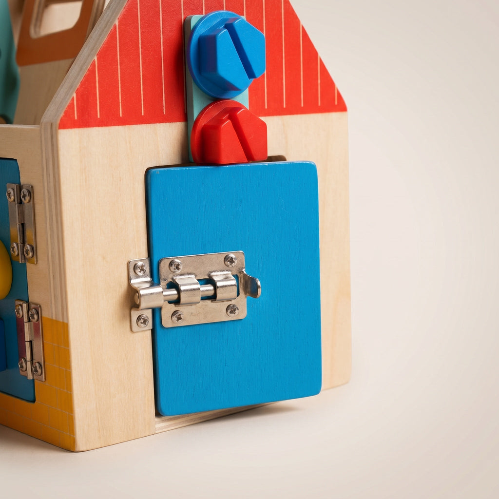 Montessori-gereedschapshuis met bouwonderdelen