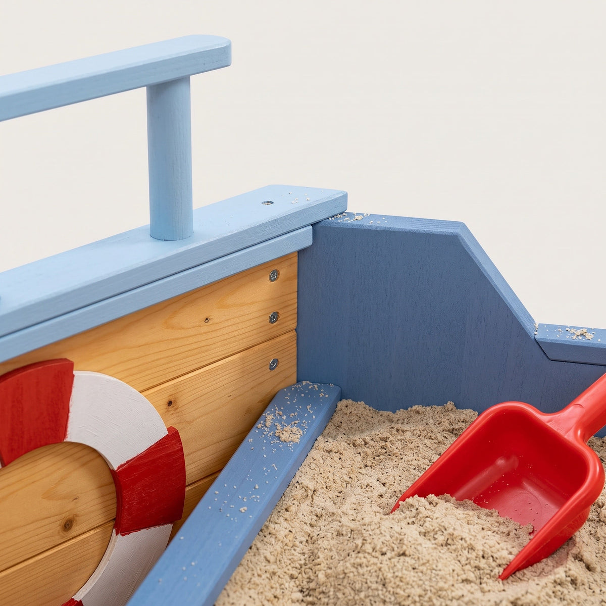 Montessori-zandbak in bootvorm