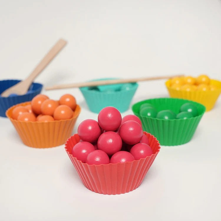 Montessori-rijgset met 77 regenboogkralen