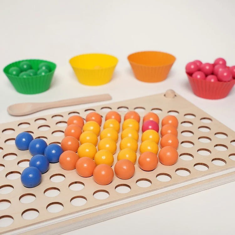 Montessori-rijgset met 77 regenboogkralen