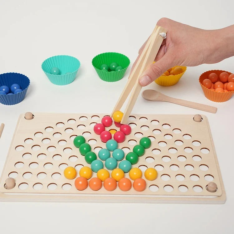 Montessori-rijgset met 77 regenboogkralen