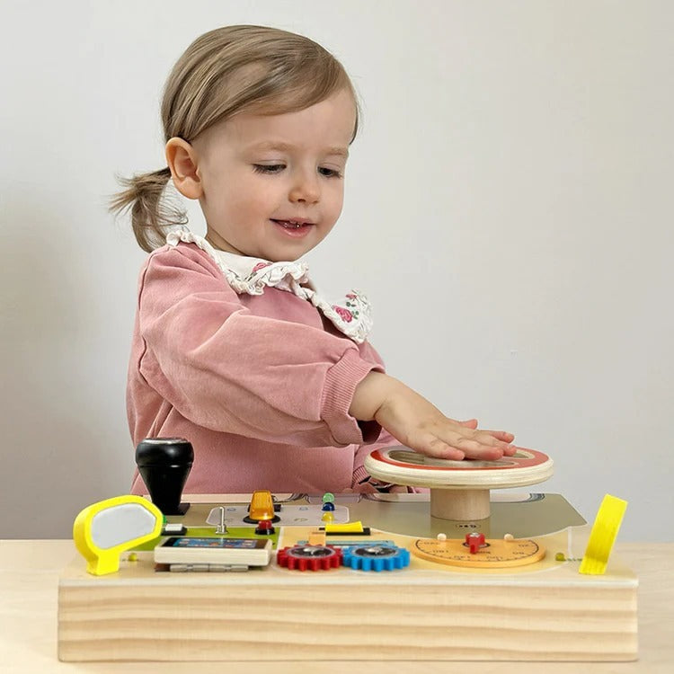 Montessori-activiteitenbord met bedieningselementen