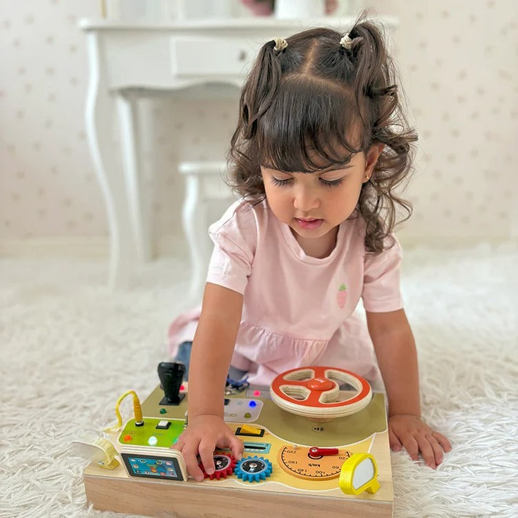 Montessori-activiteitenbord met bedieningselementen