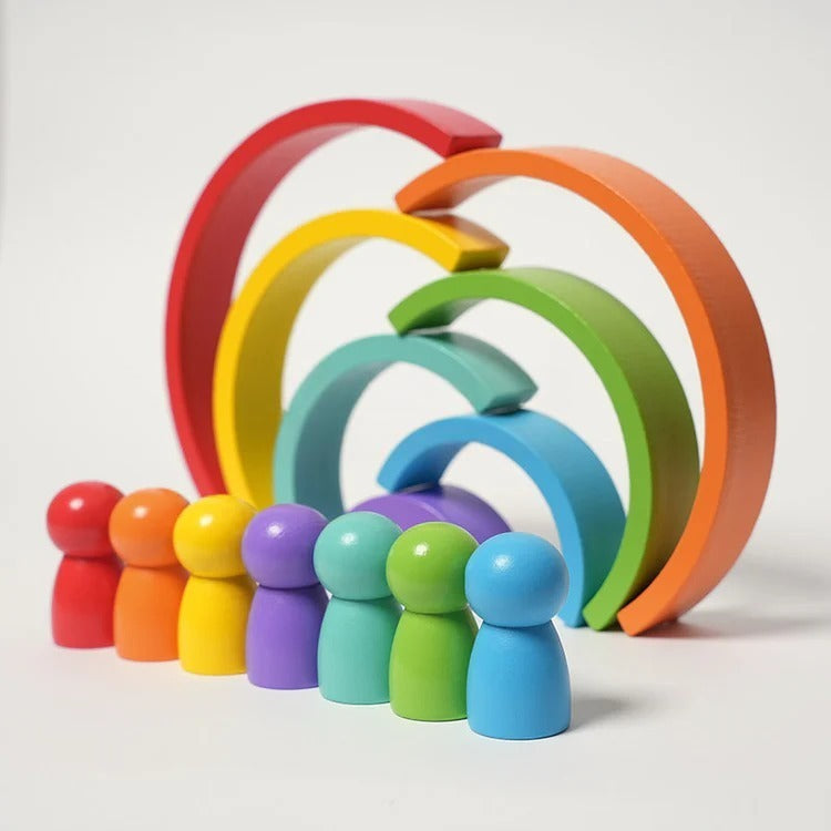 Montessori-regenboogstapelspel met figuren