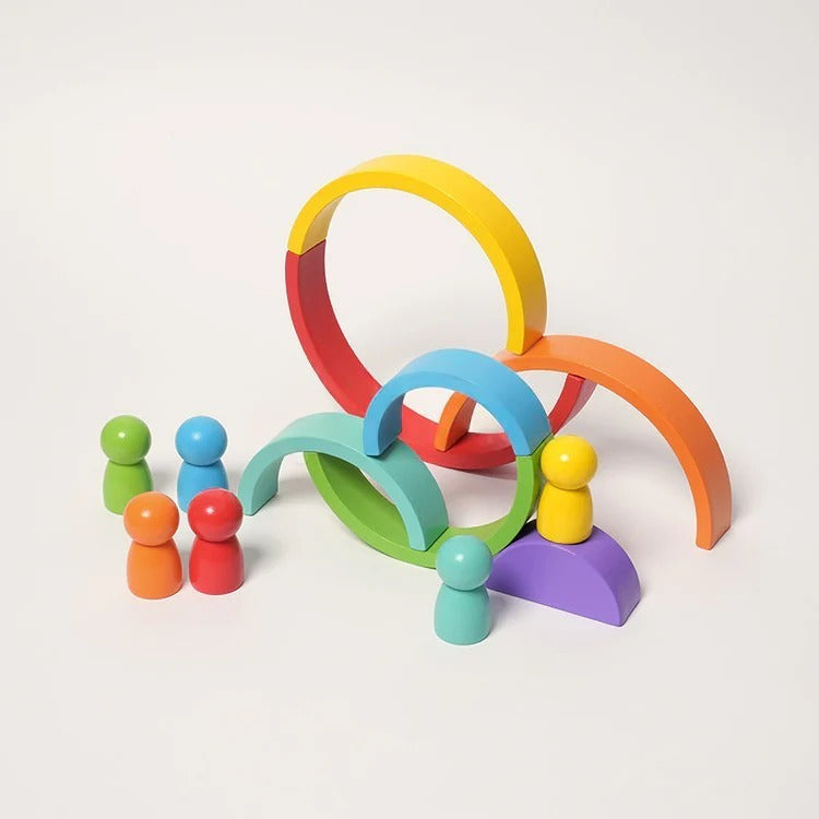 Montessori-regenboogstapelspel met figuren