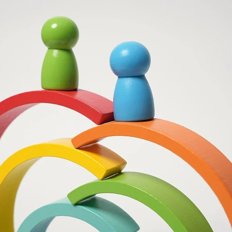 Montessori-regenboogstapelspel met figuren