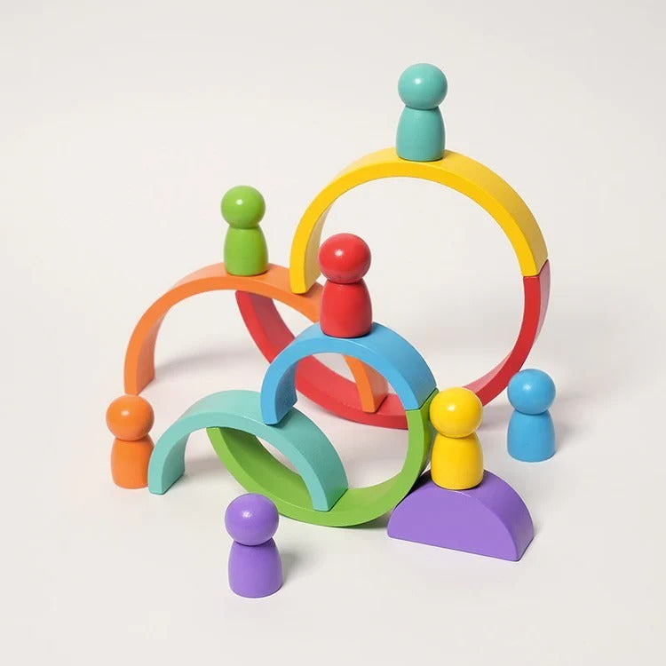 Montessori-regenboogstapelspel met figuren