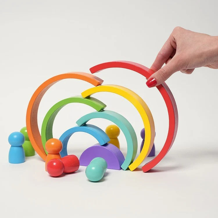 Montessori-regenboogstapelspel met figuren