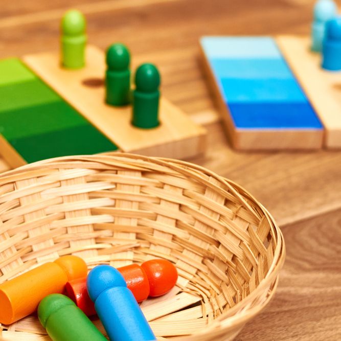 Montessori-kleursorteerspel met houten schijfjes