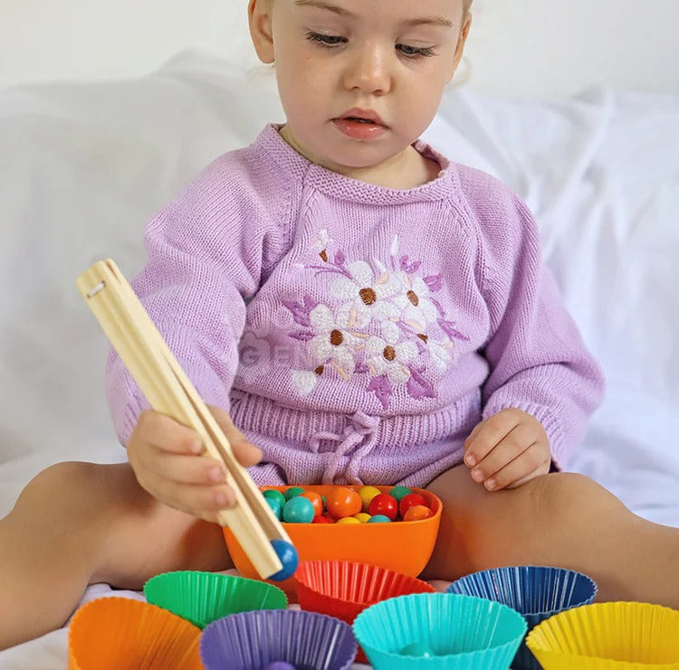 Montessori-rijgset met 77 regenboogkralen