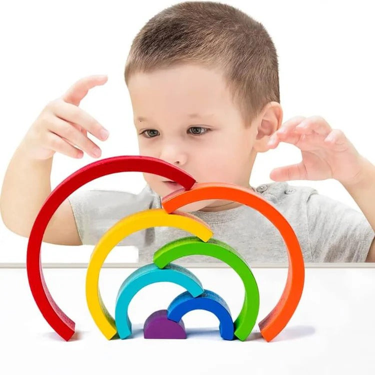 Montessori-regenboogstapelspel met figuren