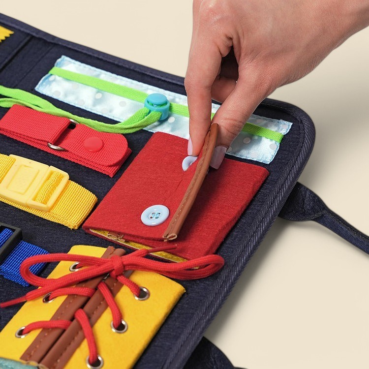 Montessori-activiteitenbord met sluitingen