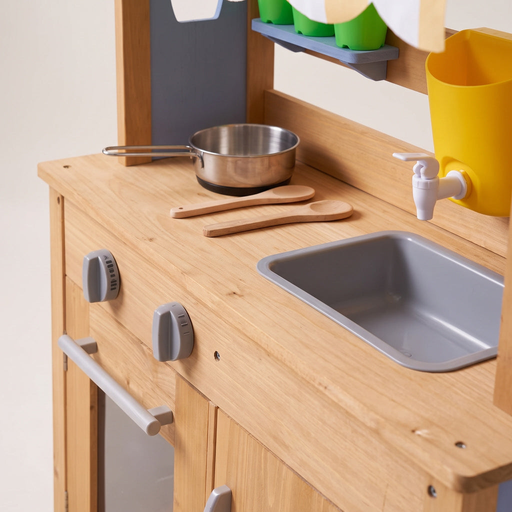 Montessori-buitenkeuken met waterstation